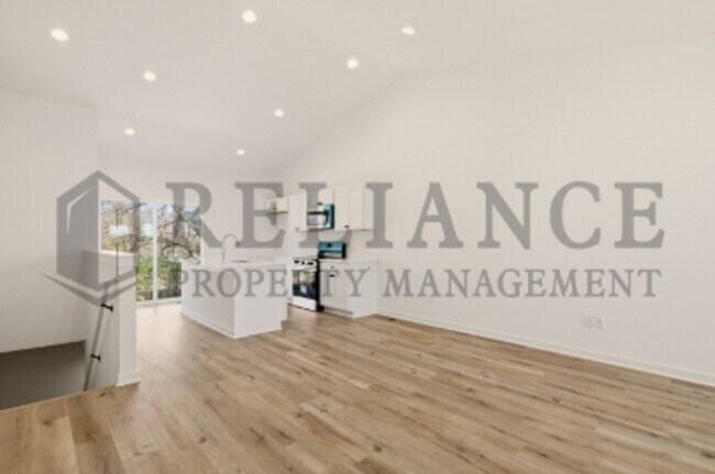 Building Photo - 5301 N Pinecrest Ct