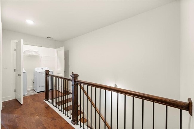 Building Photo - 1833 Edgehill Dr