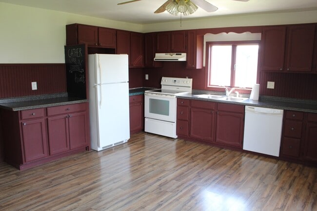 Building Photo - 2 Bedroom 1 Bath 2 Story House in Wellsville