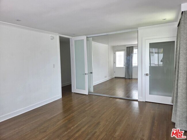 Building Photo - 130 San Vicente Blvd