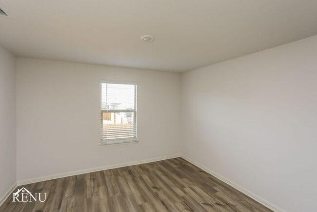 Building Photo - 2033 Hialeah Dr