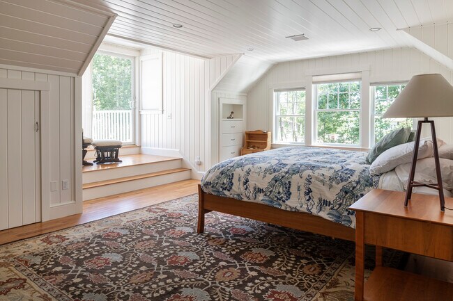 Building Photo - 2 Oak Knoll Rd