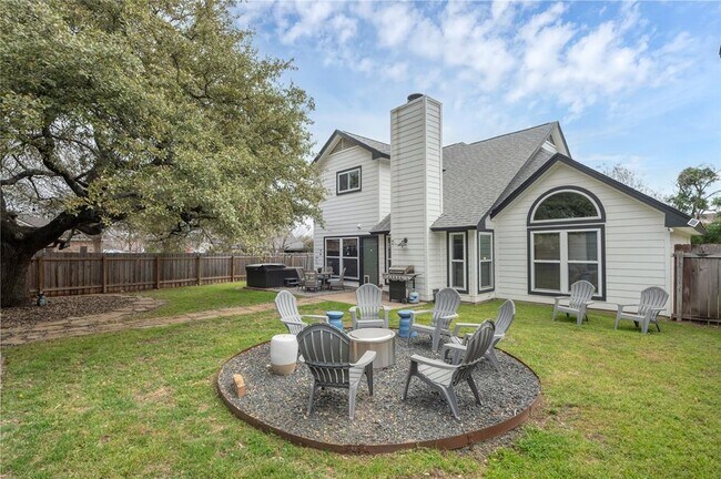 Building Photo - 901 Oakcrest Cir