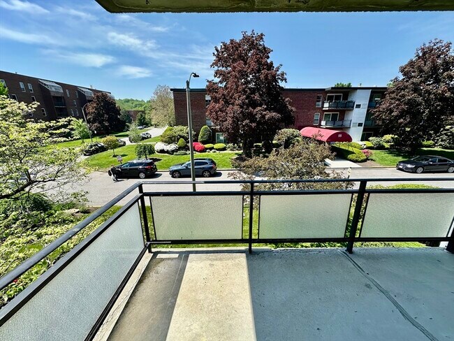 Building Photo - 41 Broadlawn Park