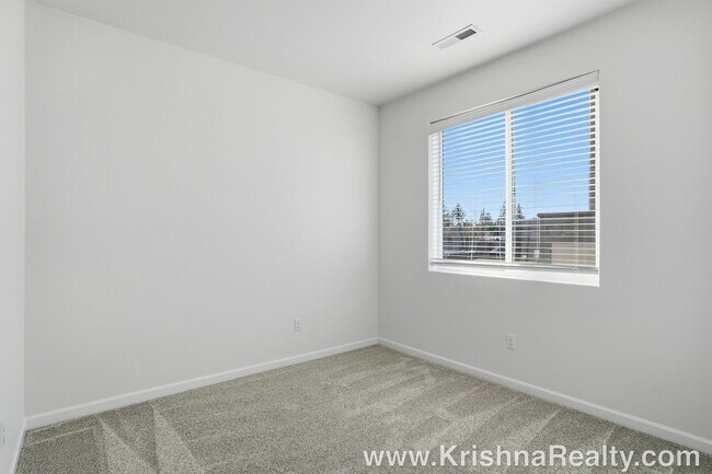 Building Photo - Lovely 5 BD | 3 BA | Loft | Main-Level Suite | 2,376 SF | Corner Lot | Riverside Estates