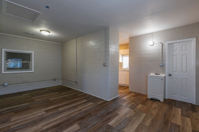 Building Photo - N Lewis Pl Triplex