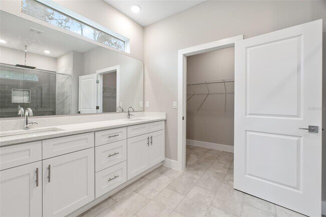 Building Photo - 1250 Papillon St