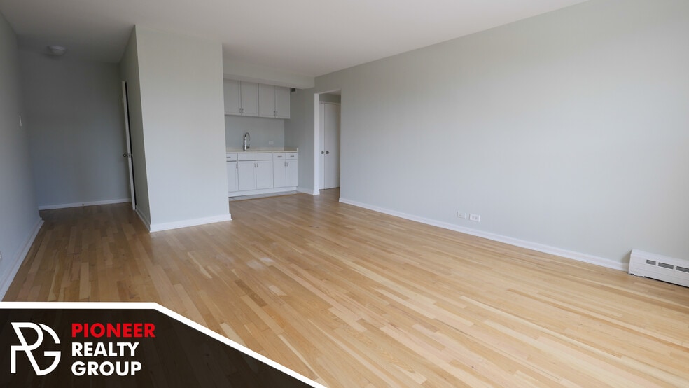 Building Photo - 433 W Wellington Ave