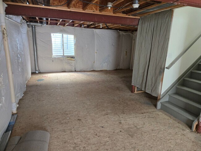 Building Photo - Spacious and Bright 4 Bedroom Home with Garage and Basement Now Available!