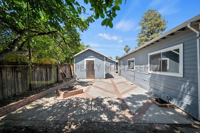Building Photo - Updated 3-Bed, 2-Bath Bungalow on Spacious...