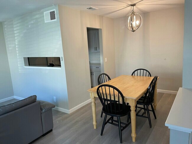 Building Photo - 1061 Mohr Ln