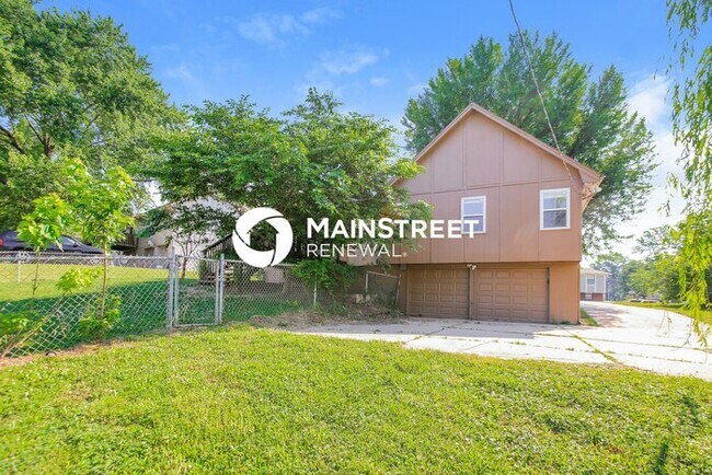 Building Photo - 3 Bedroom Pet-Friendly Home in Independence, MO with Main Street Renewal