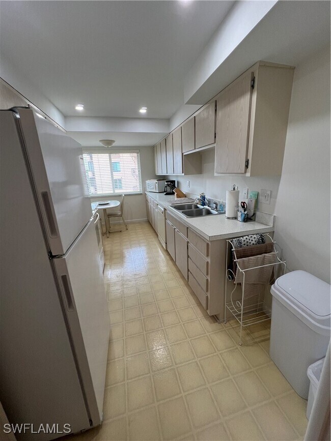 Building Photo - 3420 Gulf Shore Blvd N