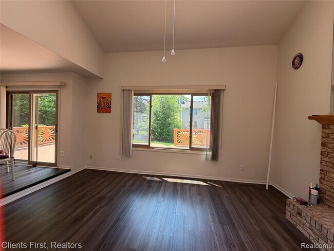Building Photo - 7043 Foxridge Dr