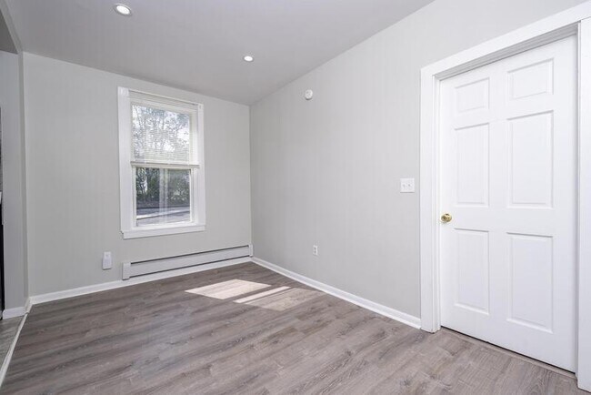 Building Photo - 338 Saratoga St