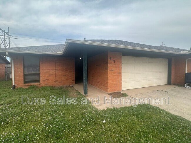 Building Photo - 813 N Eagle Ln