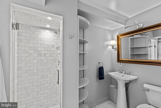 Building Photo - 810 Queen St