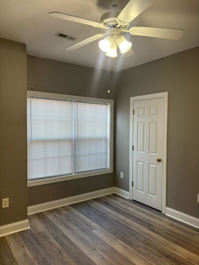 Building Photo - 2037 Silvercrest Dr