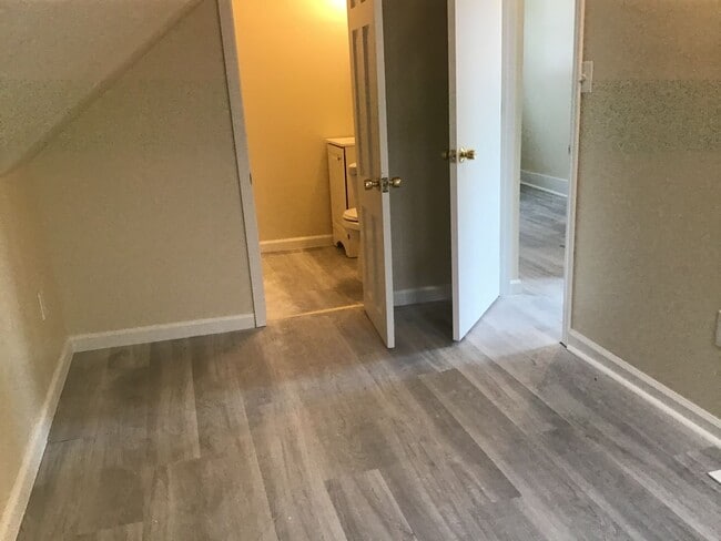 Building Photo - 4 Bedroom Single Family Home