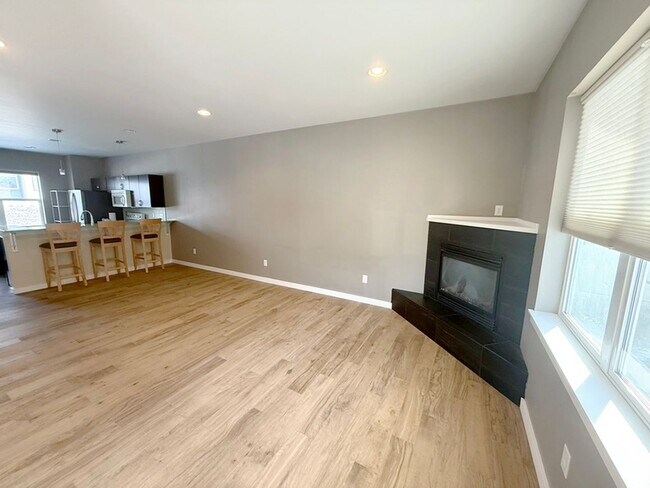 Building Photo - Charming Southside 2 Bedroom, 2.5 Bath Townhome