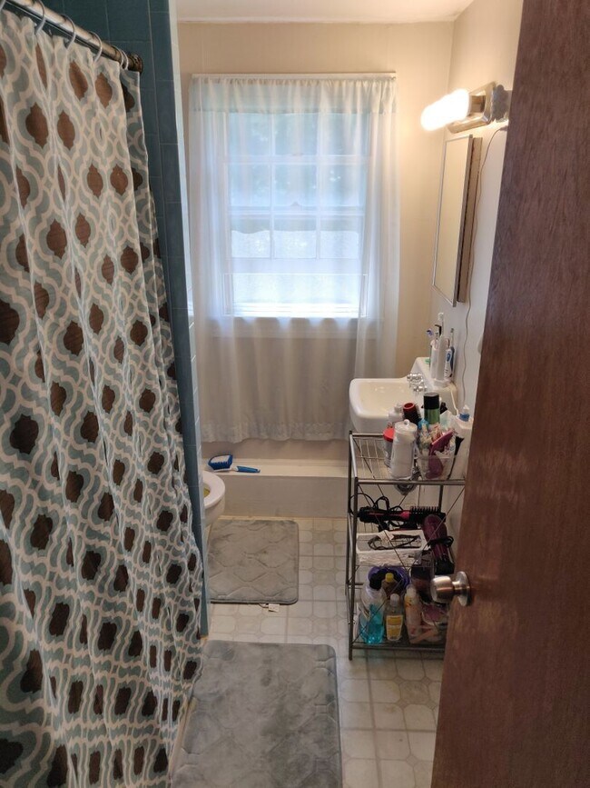 Building Photo - 4-Bedroom Home for Rent in the Heart of Si...