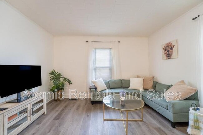 Building Photo - 703 W 2nd Ave