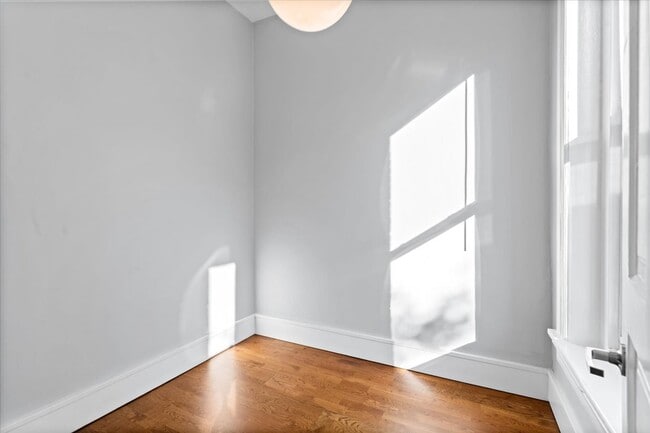 Building Photo - 1102 N Wolcott Ave