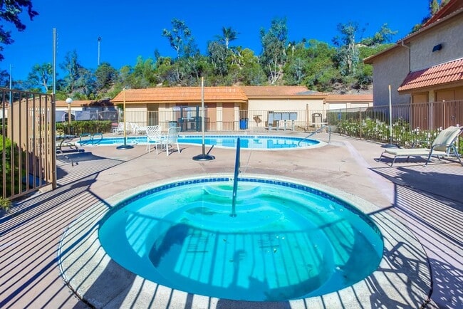 Building Photo - Cute Oceanside condo with garage parking!