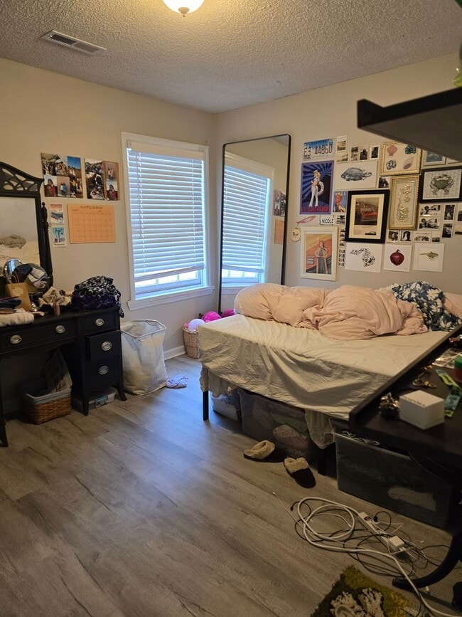 Building Photo - 322K