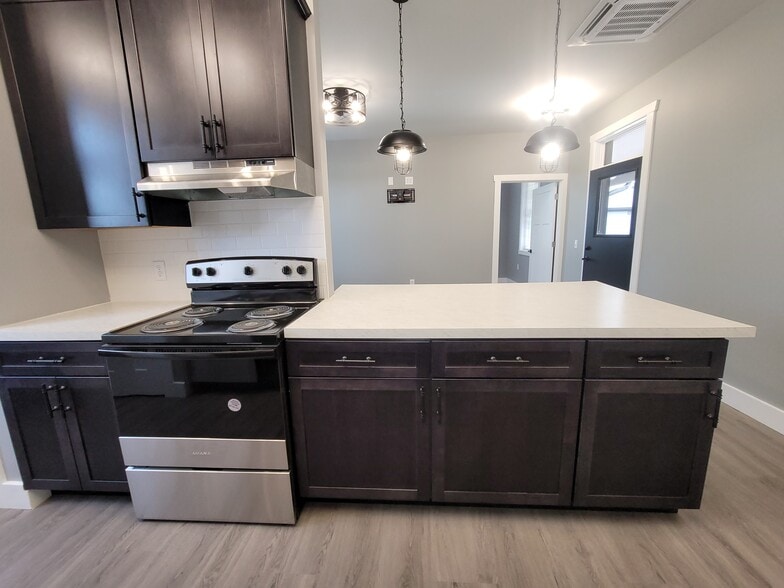 Building Photo - 1102 S Malott St