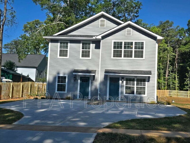 Building Photo - 402 Giles St