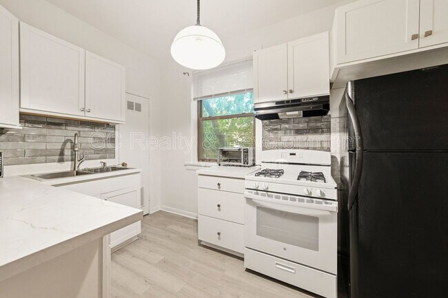 Building Photo - 941 E Hyde Park Blvd