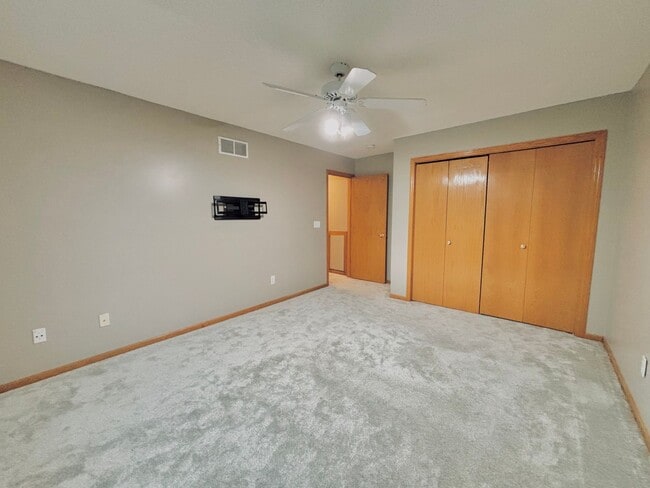 Building Photo - Gorgeous 3 Bedroom 4 Bath End Unit in Eagan