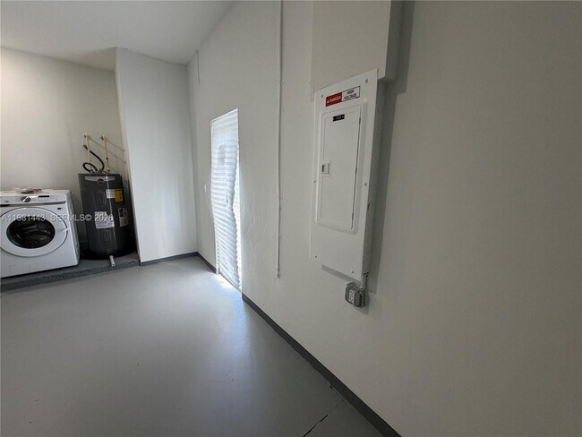 Building Photo - 723 Ivan Ave S