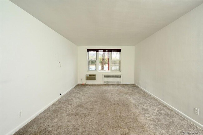 Building Photo - 5 Sadore Ln