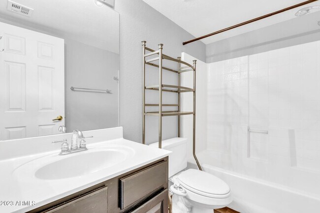 Building Photo - 1505 N Center St