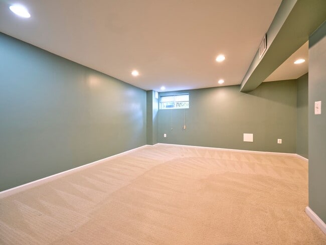 Building Photo - Charming and private 3BR, 2FB home located...