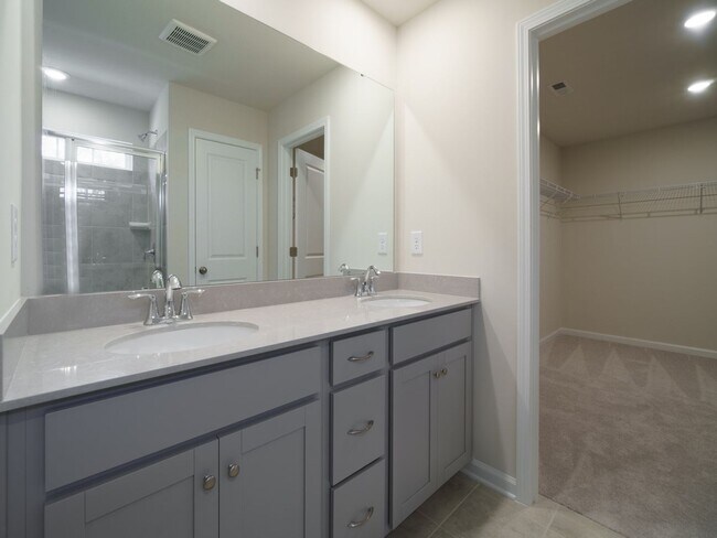 Building Photo - Very New 5 Bedroom 3 full baths in Steele Creek