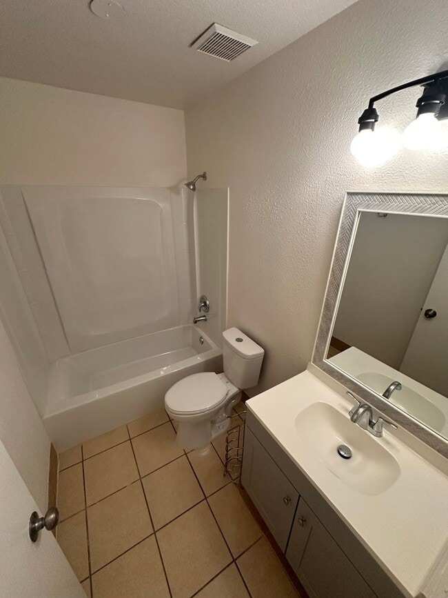 Building Photo - Duplex Home Available Now!