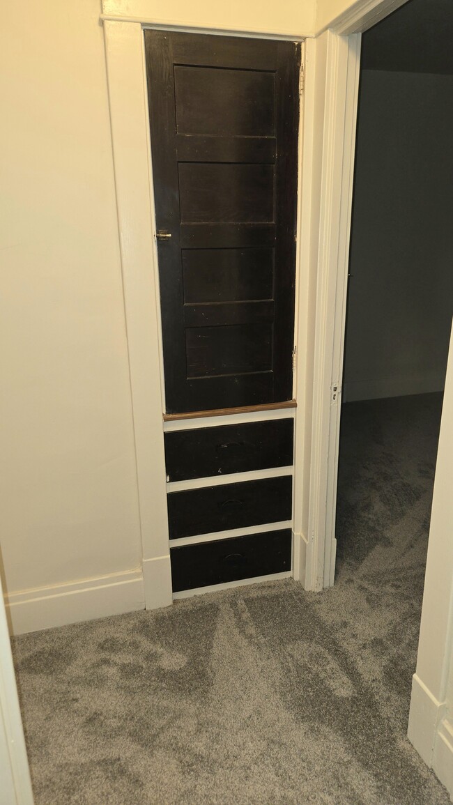 Hallway storage - 414 Taunton Pl