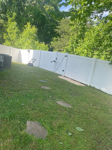 Building Photo - Room in House on Meredith Woods Ln
