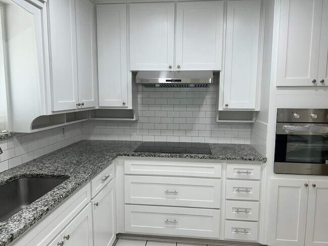 Building Photo - 1709 Vicksburg Dr