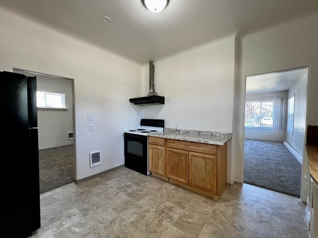 Building Photo - 803 S 14th Ave