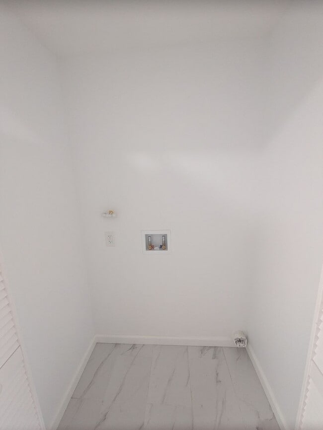 Building Photo - $500 off the first month's rent!!! for this Charming 2/1 bath ADU- in an Ideal Location close to ...