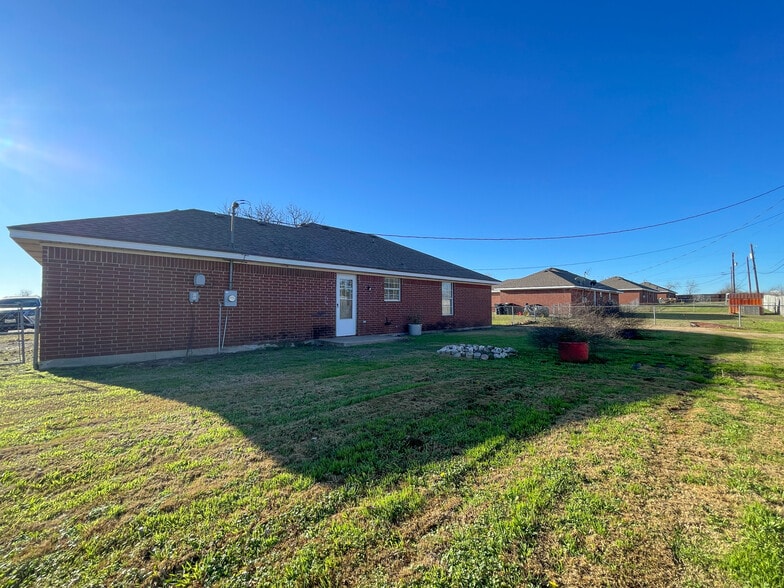 Building Photo - 175 Spring Water Ln