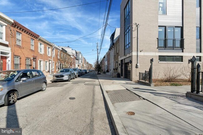Building Photo - 2139 Montrose St