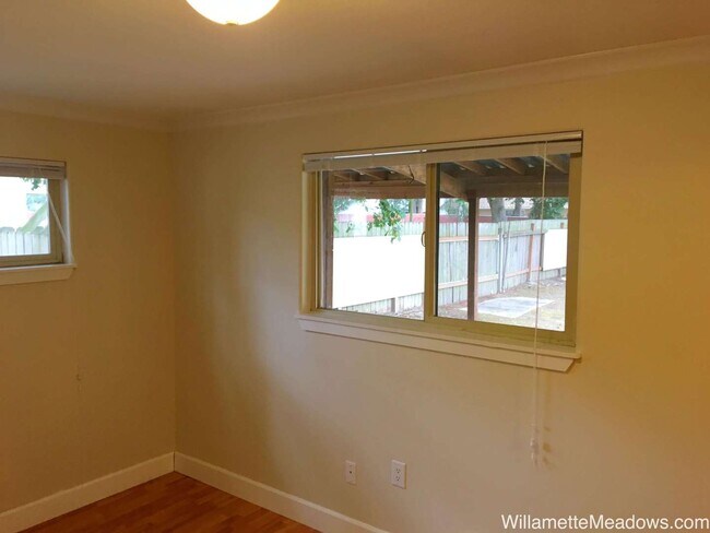 Building Photo - 4 Bedrooms, 2 Bathrooms, Large Fenced Backyard in Central Salem