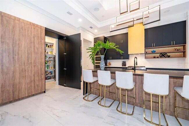 Building Photo - 15210 Pendio Dr