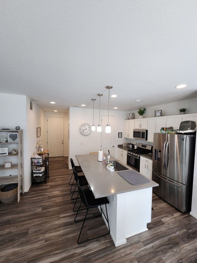 Building Photo - Beautiful 3-Bed, 3-Bath Home on a Spacious...