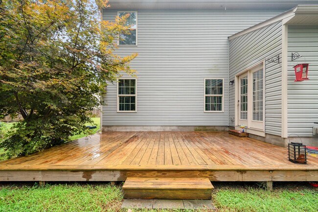 Building Photo - Spacious 4-Bedroom Home with Sunroom, Deck...